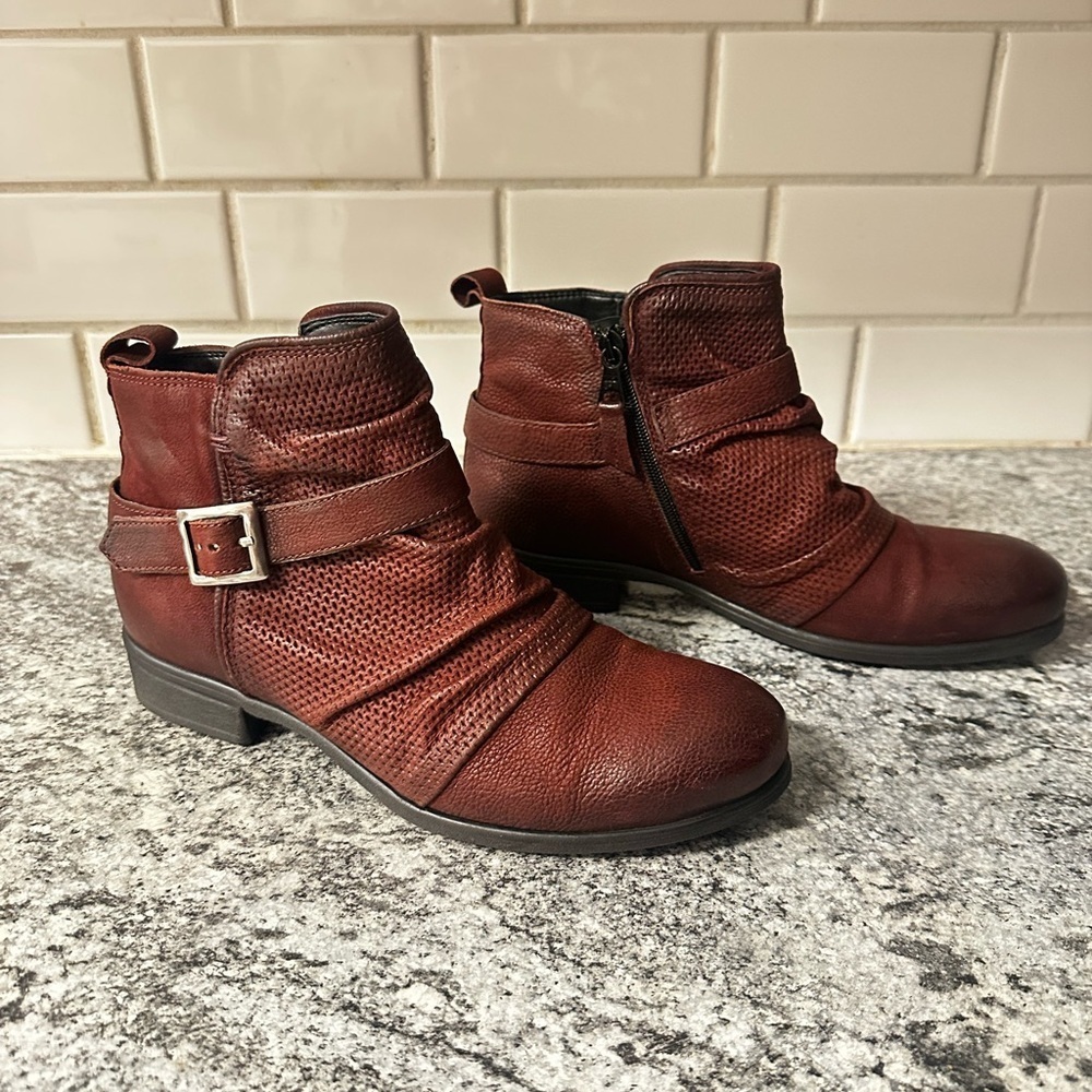 MIZ MOOZ Stacy Scrunch 39 red leather side zip woman ankle boot bohemian chic